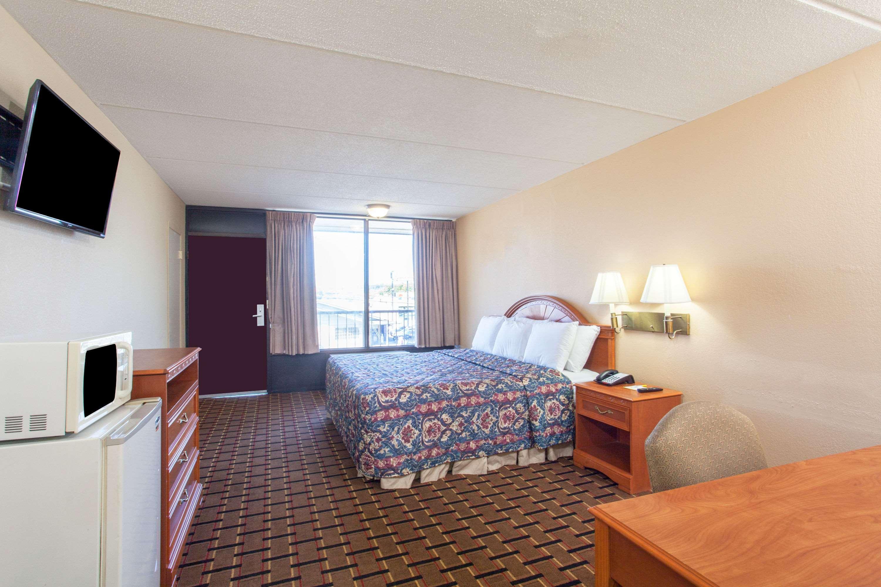 Clarion Inn & Suites Near The Leconte Center Pigeon Forge Esterno foto