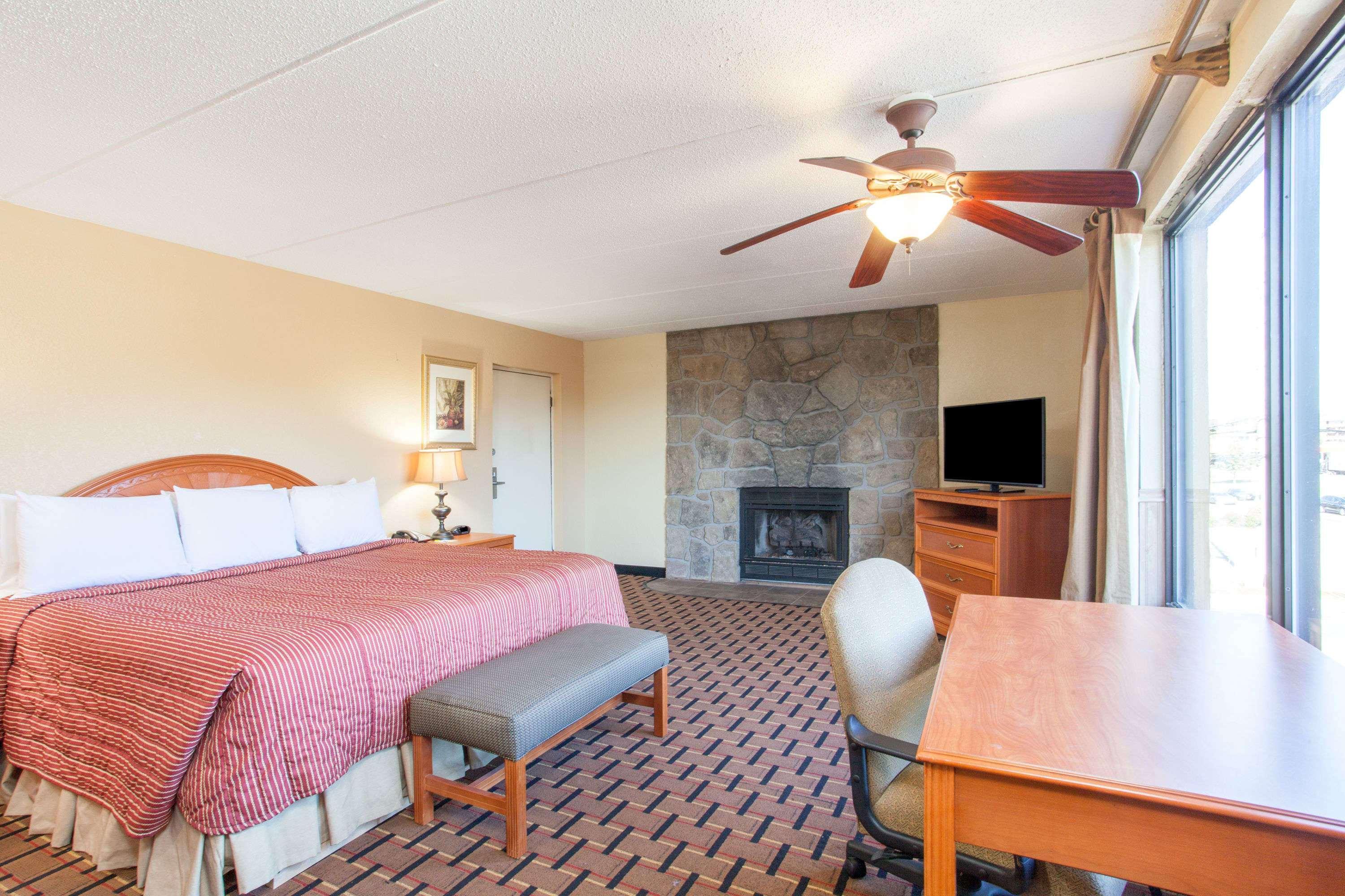 Clarion Inn & Suites Near The Leconte Center Pigeon Forge Esterno foto
