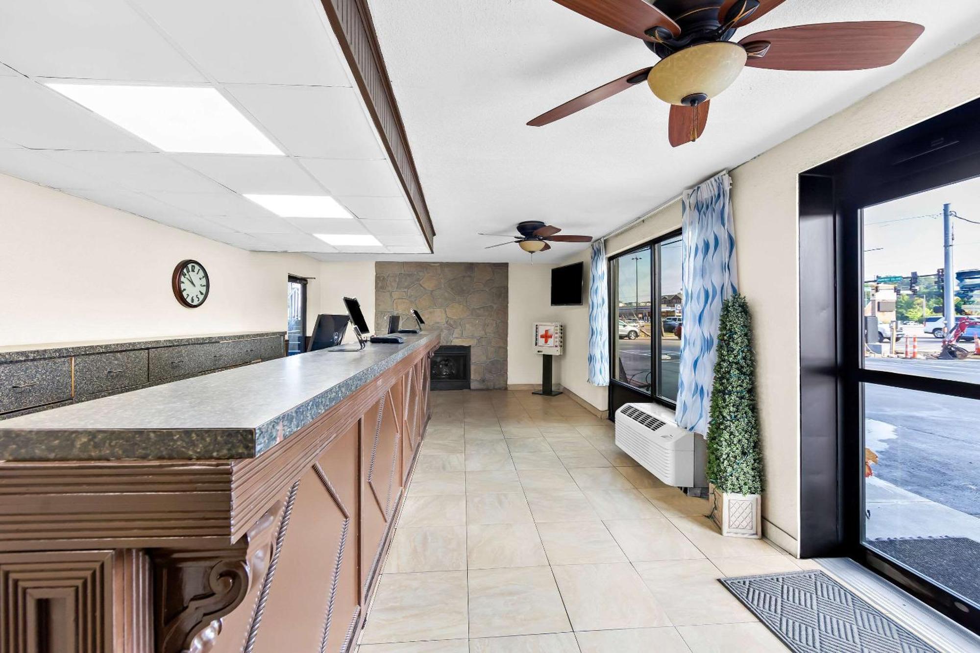 Clarion Inn & Suites Near The Leconte Center Pigeon Forge Esterno foto