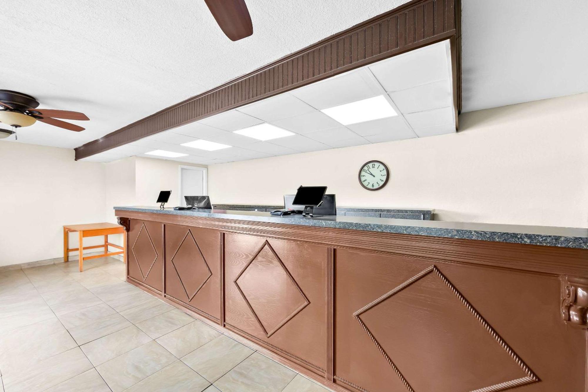 Clarion Inn & Suites Near The Leconte Center Pigeon Forge Esterno foto